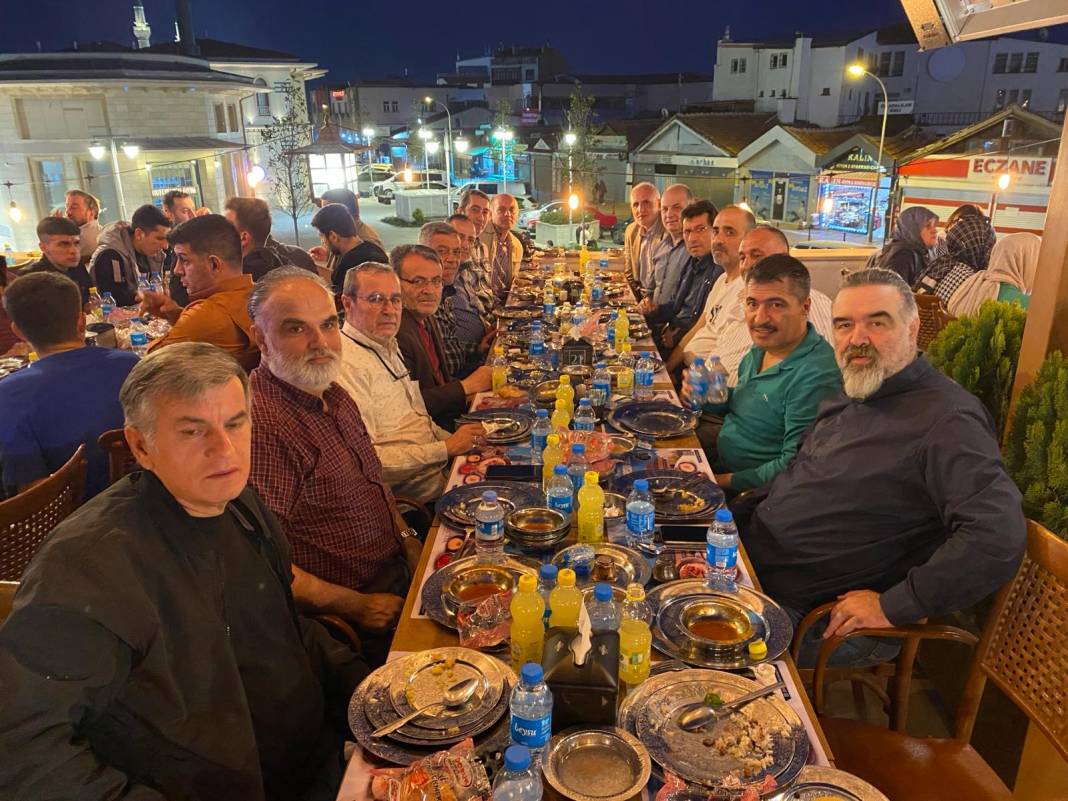 Ortaokul arkadaşları iftarda bir araya geldi 2